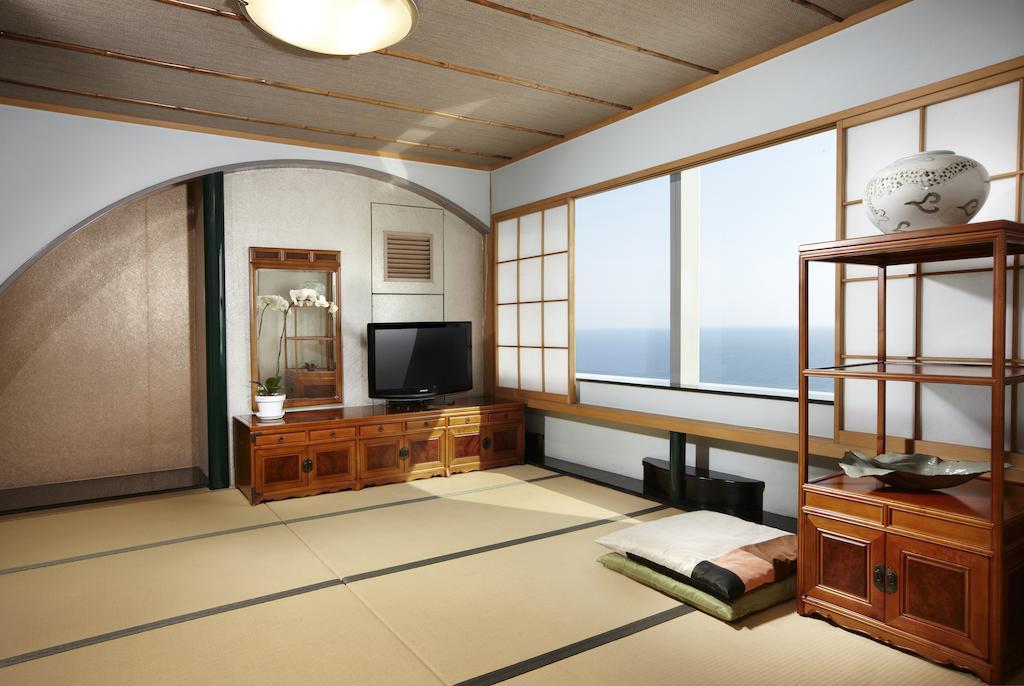 Haeundae Grand Hotel Μπουσάν Δωμάτιο φωτογραφία A Japanese living room with a TV