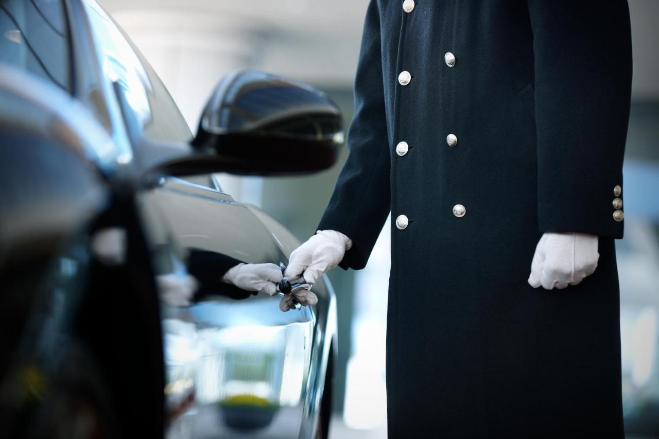 Haeundae Grand Hotel Μπουσάν Εξωτερικό φωτογραφία A chauffeur opening a car door
