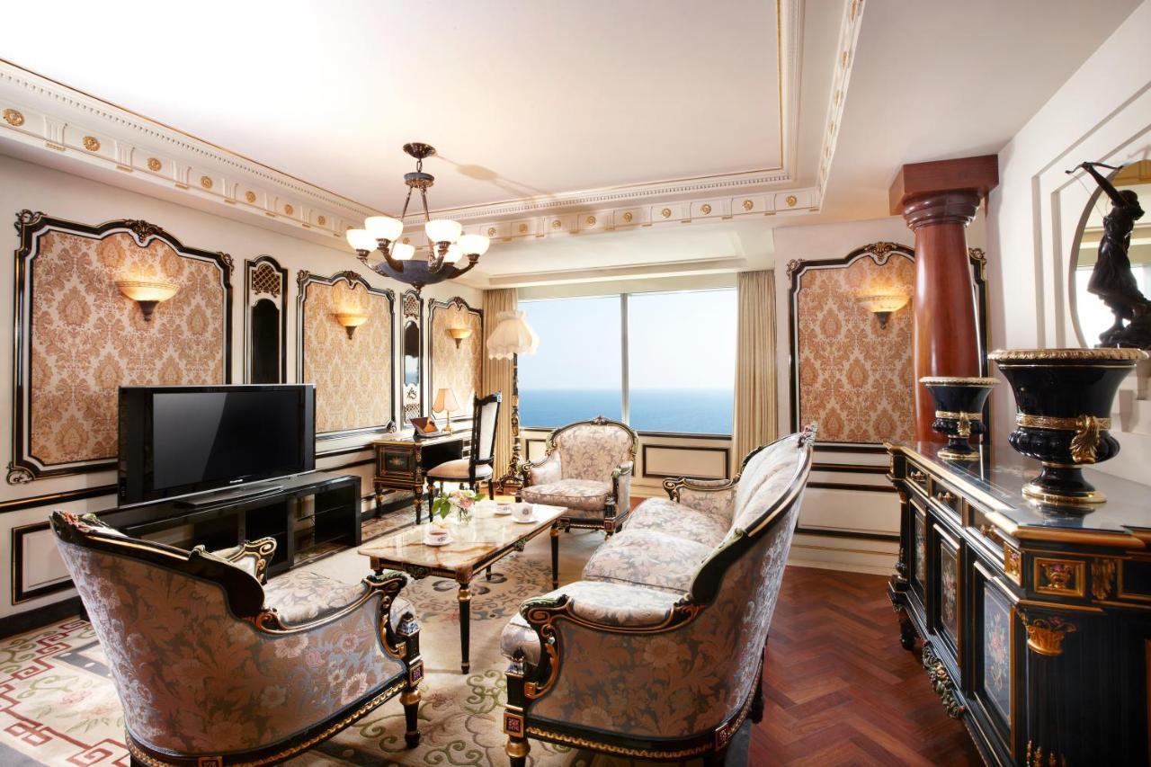 Haeundae Grand Hotel Μπουσάν Εξωτερικό φωτογραφία A living room in a suite at the hotel
