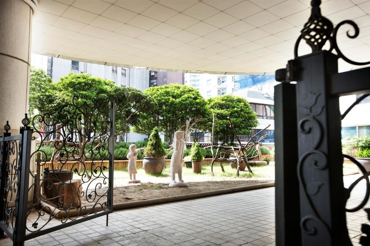 Haeundae Grand Hotel Μπουσάν Εξωτερικό φωτογραφία The entrance of the garden